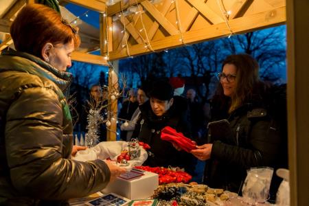 Prihod Dedka Mraza s spremstvom